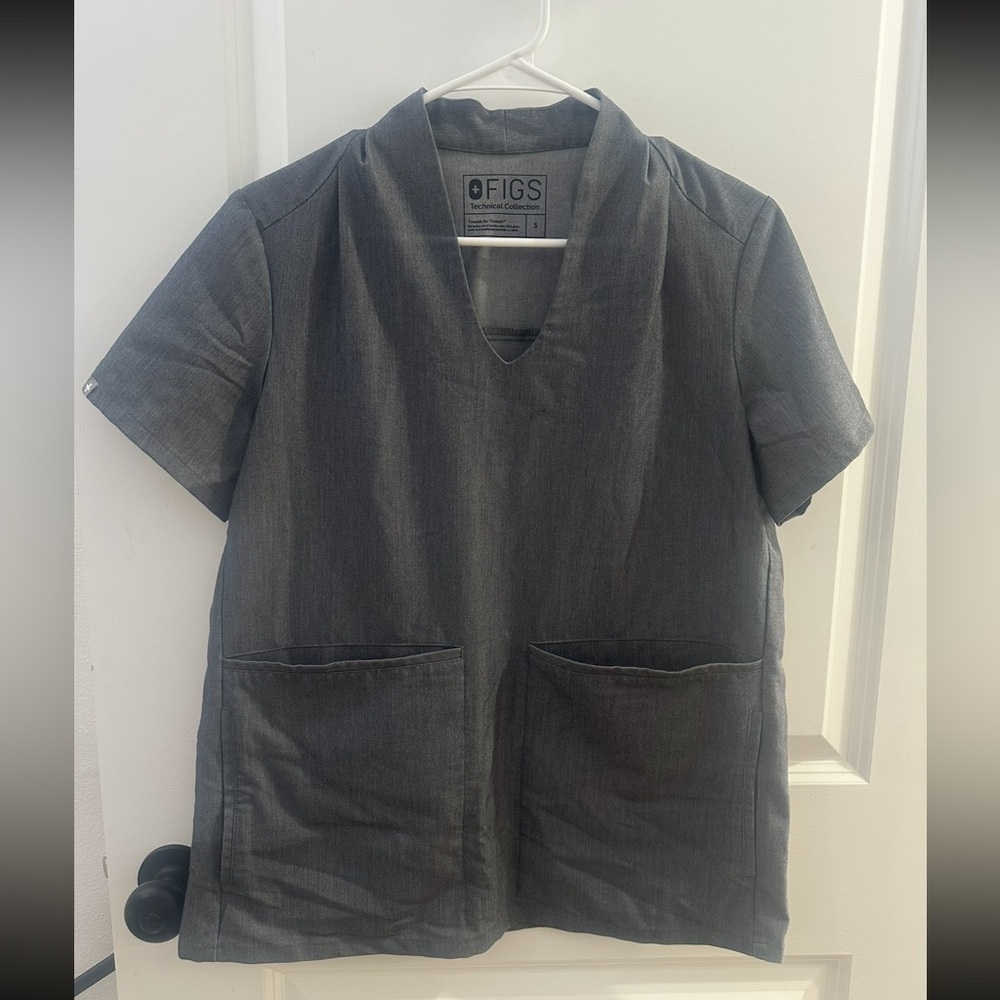 FIGS Graphite V Neck Scrub Top 4 Pocket Relaxed Fit Size Small EUC - Picture 1 of 7